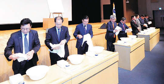 이승훈 한국가스공사 사장(왼쪽 네번째) 등 임직원이 '윤리·경영 선포식'에서 청렴 비누로 손을 닦고 있다.     한국가스공사 제공